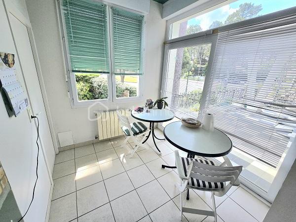 Située à 5 mn de la plage du Mouleau, à 6 mn de la grande plage d'Arcachon et de son centre ville, dans un quartier de villégiature prisé d'ARCACHON, cette maison de 170 m2, sur un terrain de 913 m2 clôturé et arboré, vous séduira par son environnement et ses prestations. Elle est composée d'une cuisine équipée avec son cellier, d'un salon/séjour de plus de 43 m2, 4 chambres dont 3 au RDC, d'une salle de bain avec baignoire et douche, d'une salle d'eau au RDC, d'une cuisine d'été et de 2 WC. Un jardin et une magnifique terrasse complètent ses prestations. Commerces, commodités et transport à proximité. Chauffage gaz de ville et assainissement tout à l'égout.