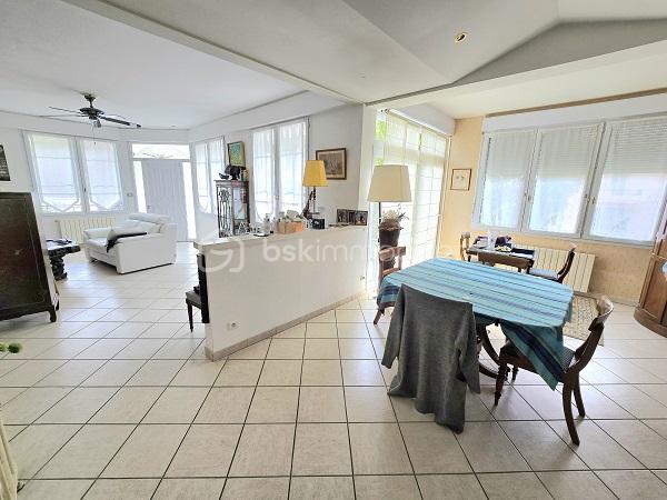 Située à 5 mn de la plage du Mouleau, à 6 mn de la grande plage d'Arcachon et de son centre ville, dans un quartier de villégiature prisé d'ARCACHON, cette maison de 170 m2, sur un terrain de 913 m2 clôturé et arboré, vous séduira par son environnement et ses prestations. Elle est composée d'une cuisine équipée avec son cellier, d'un salon/séjour de plus de 43 m2, 4 chambres dont 3 au RDC, d'une salle de bain avec baignoire et douche, d'une salle d'eau au RDC, d'une cuisine d'été et de 2 WC. Un jardin et une magnifique terrasse complètent ses prestations. Commerces, commodités et transport à proximité. Chauffage gaz de ville et assainissement tout à l'égout.