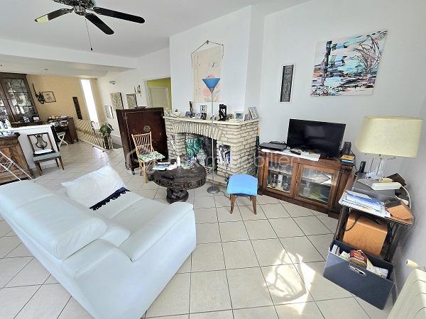 Située à 5 mn de la plage du Mouleau, à 6 mn de la grande plage d'Arcachon et de son centre ville, dans un quartier de villégiature prisé d'ARCACHON, cette maison de 170 m2, sur un terrain de 913 m2 clôturé et arboré, vous séduira par son environnement et ses prestations. Elle est composée d'une cuisine équipée avec son cellier, d'un salon/séjour de plus de 43 m2, 4 chambres dont 3 au RDC, d'une salle de bain avec baignoire et douche, d'une salle d'eau au RDC, d'une cuisine d'été et de 2 WC. Un jardin et une magnifique terrasse complètent ses prestations. Commerces, commodités et transport à proximité. Chauffage gaz de ville et assainissement tout à l'égout.