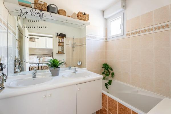 Appartement T4 situé 1er étage avec box simple et garage simple