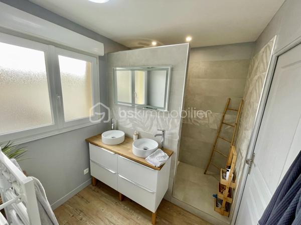 A environ 15 min de Gisors , Découvrez cette maison de plein pied avec tous commerces a 5 min .Actuellement exploité en gîte location meublée de courte durée, aménagé en « Love Room », offrant une atmosphère chaleureuse et intimiste dans un cadre privilégié en bordure de la voie verte.

Le bien se compose :

    d’une entrée de 3,5 m²,

    d’une agréable cuisine équipée de 6 m²,

    d’un vaste salon / salle à manger de 34 m²,

    d’une chambre confortable de 13 m²,

    ainsi que d’une spacieuse salle d’eau de 9 m².

Édifié sur un terrain de 351 m², ce bien bénéficie d’un accès direct à la voie verte, idéal pour une clientèle en quête de calme et d’évasion.

Un garage de 30 m² avec porte automatique complète l’ensemble et offre un beau potentiel d’aménagement en dépendance ou espace bien-être supplémentaire.

💰 Revenu locatif actuel : 17 000 € / an

Possibilité de reprise immédiate de l’activité avec l’ensemble du mobilier, linge de maison et équipements inclus : une opportunité idéale pour un investissement locatif prêt à exploiter.

Un bien rare alliant charme, rentabilité et potentiel de développement.

📞 Pour plus d’informations ou organiser une visite, contactez-nous.