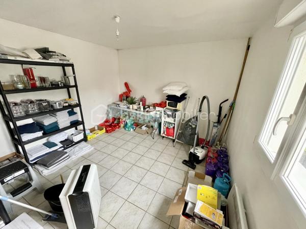 A environ 15 min de Gisors , Découvrez cette maison de plein pied avec tous commerces a 5 min .Actuellement exploité en gîte location meublée de courte durée, aménagé en « Love Room », offrant une atmosphère chaleureuse et intimiste dans un cadre privilégié en bordure de la voie verte.

Le bien se compose :

    d’une entrée de 3,5 m²,

    d’une agréable cuisine équipée de 6 m²,

    d’un vaste salon / salle à manger de 34 m²,

    d’une chambre confortable de 13 m²,

    ainsi que d’une spacieuse salle d’eau de 9 m².

Édifié sur un terrain de 351 m², ce bien bénéficie d’un accès direct à la voie verte, idéal pour une clientèle en quête de calme et d’évasion.

Un garage de 30 m² avec porte automatique complète l’ensemble et offre un beau potentiel d’aménagement en dépendance ou espace bien-être supplémentaire.

💰 Revenu locatif actuel : 17 000 € / an

Possibilité de reprise immédiate de l’activité avec l’ensemble du mobilier, linge de maison et équipements inclus : une opportunité idéale pour un investissement locatif prêt à exploiter.

Un bien rare alliant charme, rentabilité et potentiel de développement.

📞 Pour plus d’informations ou organiser une visite, contactez-nous.