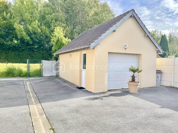A environ 15 min de Gisors , Découvrez cette maison de plein pied avec tous commerces a 5 min .Actuellement exploité en gîte location meublée de courte durée, aménagé en « Love Room », offrant une atmosphère chaleureuse et intimiste dans un cadre privilégié en bordure de la voie verte.

Le bien se compose :

    d’une entrée de 3,5 m²,

    d’une agréable cuisine équipée de 6 m²,

    d’un vaste salon / salle à manger de 34 m²,

    d’une chambre confortable de 13 m²,

    ainsi que d’une spacieuse salle d’eau de 9 m².

Édifié sur un terrain de 351 m², ce bien bénéficie d’un accès direct à la voie verte, idéal pour une clientèle en quête de calme et d’évasion.

Un garage de 30 m² avec porte automatique complète l’ensemble et offre un beau potentiel d’aménagement en dépendance ou espace bien-être supplémentaire.

💰 Revenu locatif actuel : 17 000 € / an

Possibilité de reprise immédiate de l’activité avec l’ensemble du mobilier, linge de maison et équipements inclus : une opportunité idéale pour un investissement locatif prêt à exploiter.

Un bien rare alliant charme, rentabilité et potentiel de développement.

📞 Pour plus d’informations ou organiser une visite, contactez-nous.
