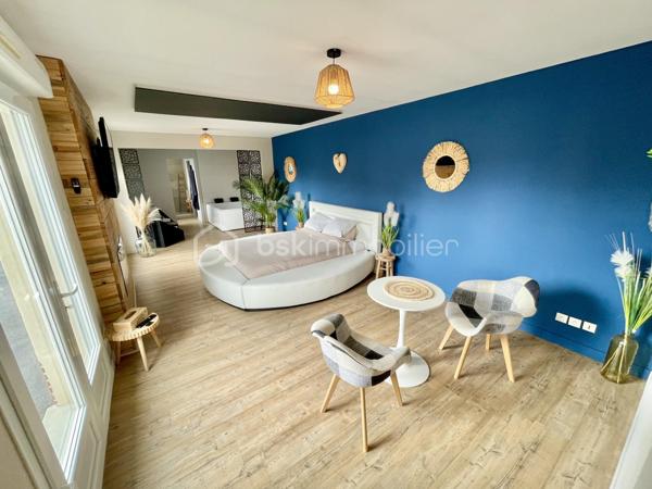 A environ 15 min de Gisors , Découvrez cette maison de plein pied avec tous commerces a 5 min .Actuellement exploité en gîte location meublée de courte durée, aménagé en « Love Room », offrant une atmosphère chaleureuse et intimiste dans un cadre privilégié en bordure de la voie verte.

Le bien se compose :

    d’une entrée de 3,5 m²,

    d’une agréable cuisine équipée de 6 m²,

    d’un vaste salon / salle à manger de 34 m²,

    d’une chambre confortable de 13 m²,

    ainsi que d’une spacieuse salle d’eau de 9 m².

Édifié sur un terrain de 351 m², ce bien bénéficie d’un accès direct à la voie verte, idéal pour une clientèle en quête de calme et d’évasion.

Un garage de 30 m² avec porte automatique complète l’ensemble et offre un beau potentiel d’aménagement en dépendance ou espace bien-être supplémentaire.

💰 Revenu locatif actuel : 17 000 € / an

Possibilité de reprise immédiate de l’activité avec l’ensemble du mobilier, linge de maison et équipements inclus : une opportunité idéale pour un investissement locatif prêt à exploiter.

Un bien rare alliant charme, rentabilité et potentiel de développement.

📞 Pour plus d’informations ou organiser une visite, contactez-nous.