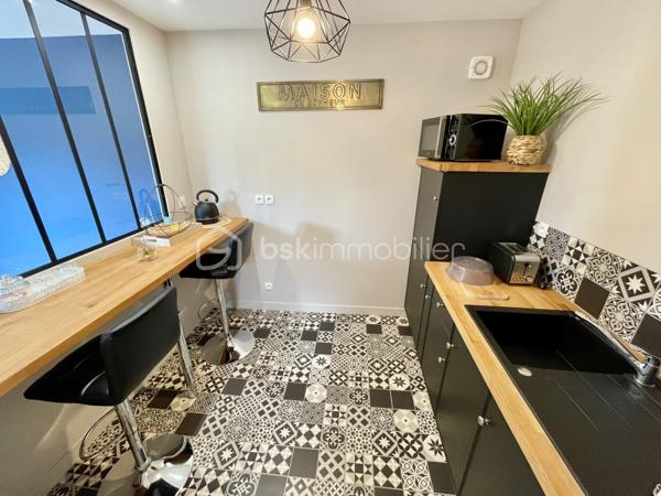 A environ 15 min de Gisors , Découvrez cette maison de plein pied avec tous commerces a 5 min .Actuellement exploité en gîte location meublée de courte durée, aménagé en « Love Room », offrant une atmosphère chaleureuse et intimiste dans un cadre privilégié en bordure de la voie verte.

Le bien se compose :

    d’une entrée de 3,5 m²,

    d’une agréable cuisine équipée de 6 m²,

    d’un vaste salon / salle à manger de 34 m²,

    d’une chambre confortable de 13 m²,

    ainsi que d’une spacieuse salle d’eau de 9 m².

Édifié sur un terrain de 351 m², ce bien bénéficie d’un accès direct à la voie verte, idéal pour une clientèle en quête de calme et d’évasion.

Un garage de 30 m² avec porte automatique complète l’ensemble et offre un beau potentiel d’aménagement en dépendance ou espace bien-être supplémentaire.

💰 Revenu locatif actuel : 17 000 € / an

Possibilité de reprise immédiate de l’activité avec l’ensemble du mobilier, linge de maison et équipements inclus : une opportunité idéale pour un investissement locatif prêt à exploiter.

Un bien rare alliant charme, rentabilité et potentiel de développement.

📞 Pour plus d’informations ou organiser une visite, contactez-nous.