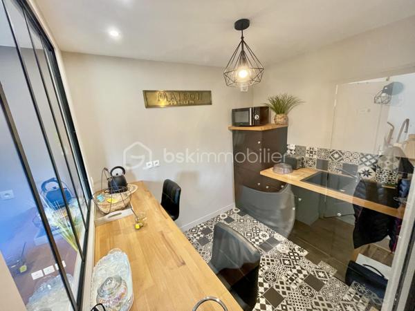 A environ 15 min de Gisors , Découvrez cette maison de plein pied avec tous commerces a 5 min .Actuellement exploité en gîte location meublée de courte durée, aménagé en « Love Room », offrant une atmosphère chaleureuse et intimiste dans un cadre privilégié en bordure de la voie verte.

Le bien se compose :

    d’une entrée de 3,5 m²,

    d’une agréable cuisine équipée de 6 m²,

    d’un vaste salon / salle à manger de 34 m²,

    d’une chambre confortable de 13 m²,

    ainsi que d’une spacieuse salle d’eau de 9 m².

Édifié sur un terrain de 351 m², ce bien bénéficie d’un accès direct à la voie verte, idéal pour une clientèle en quête de calme et d’évasion.

Un garage de 30 m² avec porte automatique complète l’ensemble et offre un beau potentiel d’aménagement en dépendance ou espace bien-être supplémentaire.

💰 Revenu locatif actuel : 17 000 € / an

Possibilité de reprise immédiate de l’activité avec l’ensemble du mobilier, linge de maison et équipements inclus : une opportunité idéale pour un investissement locatif prêt à exploiter.

Un bien rare alliant charme, rentabilité et potentiel de développement.

📞 Pour plus d’informations ou organiser une visite, contactez-nous.