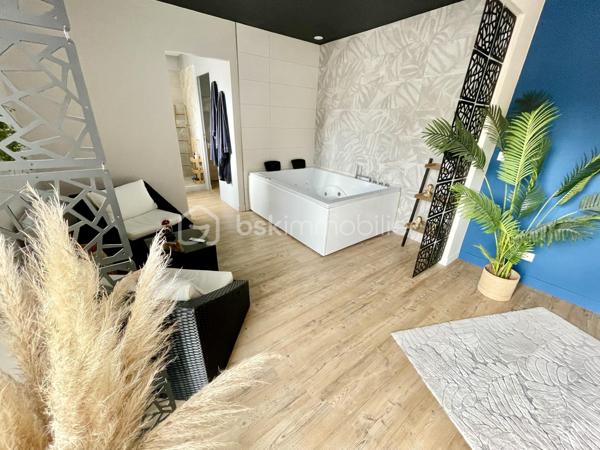 A environ 15 min de Gisors , Découvrez cette maison de plein pied avec tous commerces a 5 min .Actuellement exploité en gîte location meublée de courte durée, aménagé en « Love Room », offrant une atmosphère chaleureuse et intimiste dans un cadre privilégié en bordure de la voie verte.

Le bien se compose :

    d’une entrée de 3,5 m²,

    d’une agréable cuisine équipée de 6 m²,

    d’un vaste salon / salle à manger de 34 m²,

    d’une chambre confortable de 13 m²,

    ainsi que d’une spacieuse salle d’eau de 9 m².

Édifié sur un terrain de 351 m², ce bien bénéficie d’un accès direct à la voie verte, idéal pour une clientèle en quête de calme et d’évasion.

Un garage de 30 m² avec porte automatique complète l’ensemble et offre un beau potentiel d’aménagement en dépendance ou espace bien-être supplémentaire.

💰 Revenu locatif actuel : 17 000 € / an

Possibilité de reprise immédiate de l’activité avec l’ensemble du mobilier, linge de maison et équipements inclus : une opportunité idéale pour un investissement locatif prêt à exploiter.

Un bien rare alliant charme, rentabilité et potentiel de développement.

📞 Pour plus d’informations ou organiser une visite, contactez-nous.