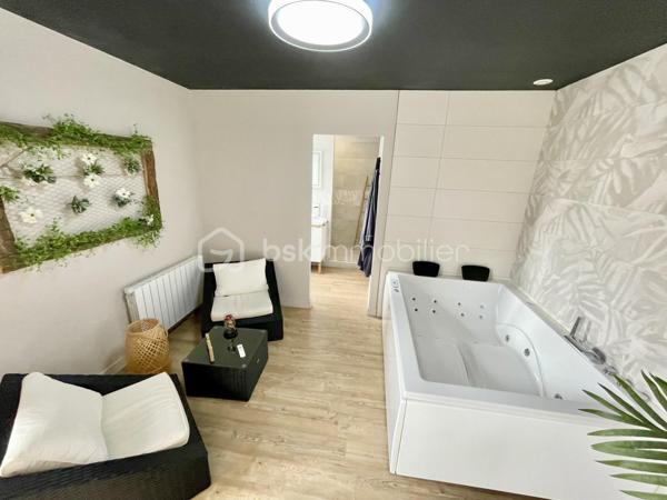 A environ 15 min de Gisors , Découvrez cette maison de plein pied avec tous commerces a 5 min .Actuellement exploité en gîte location meublée de courte durée, aménagé en « Love Room », offrant une atmosphère chaleureuse et intimiste dans un cadre privilégié en bordure de la voie verte.

Le bien se compose :

    d’une entrée de 3,5 m²,

    d’une agréable cuisine équipée de 6 m²,

    d’un vaste salon / salle à manger de 34 m²,

    d’une chambre confortable de 13 m²,

    ainsi que d’une spacieuse salle d’eau de 9 m².

Édifié sur un terrain de 351 m², ce bien bénéficie d’un accès direct à la voie verte, idéal pour une clientèle en quête de calme et d’évasion.

Un garage de 30 m² avec porte automatique complète l’ensemble et offre un beau potentiel d’aménagement en dépendance ou espace bien-être supplémentaire.

💰 Revenu locatif actuel : 17 000 € / an

Possibilité de reprise immédiate de l’activité avec l’ensemble du mobilier, linge de maison et équipements inclus : une opportunité idéale pour un investissement locatif prêt à exploiter.

Un bien rare alliant charme, rentabilité et potentiel de développement.

📞 Pour plus d’informations ou organiser une visite, contactez-nous.