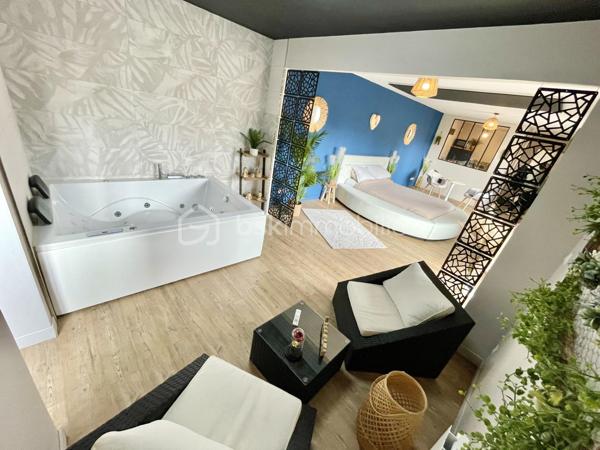 A environ 15 min de Gisors , Découvrez cette maison de plein pied avec tous commerces a 5 min .Actuellement exploité en gîte location meublée de courte durée, aménagé en « Love Room », offrant une atmosphère chaleureuse et intimiste dans un cadre privilégié en bordure de la voie verte.

Le bien se compose :

    d’une entrée de 3,5 m²,

    d’une agréable cuisine équipée de 6 m²,

    d’un vaste salon / salle à manger de 34 m²,

    d’une chambre confortable de 13 m²,

    ainsi que d’une spacieuse salle d’eau de 9 m².

Édifié sur un terrain de 351 m², ce bien bénéficie d’un accès direct à la voie verte, idéal pour une clientèle en quête de calme et d’évasion.

Un garage de 30 m² avec porte automatique complète l’ensemble et offre un beau potentiel d’aménagement en dépendance ou espace bien-être supplémentaire.

💰 Revenu locatif actuel : 17 000 € / an

Possibilité de reprise immédiate de l’activité avec l’ensemble du mobilier, linge de maison et équipements inclus : une opportunité idéale pour un investissement locatif prêt à exploiter.

Un bien rare alliant charme, rentabilité et potentiel de développement.

📞 Pour plus d’informations ou organiser une visite, contactez-nous.