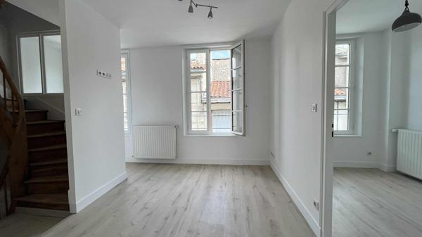 Maison de ville avec jardinet et garage