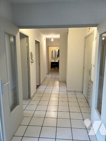 Appartement en parfait état 2ch avec balcon, garage et vue dégagée