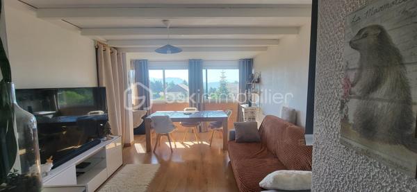 Studio de 30,69 m²,complètement meublé, situé au calme, avec vue dégagée sur les montagnes et accès rapide aux pistes.

Pièce de vie lumineuse avec coin cuisine, espace nuit optimisé, salle d’eau avec WC.

👉 Idéal pour en profiter les week-ends et le louer facilement le reste du temps.

Secteur recherché, peu de biens disponibles dans cette configuration.

Intéressé ? Contactez-moi pour en savoir plus ou organiser une visite.