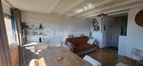 Studio de 30,69 m²,complètement meublé, situé au calme, avec vue dégagée sur les montagnes et accès rapide aux pistes.

Pièce de vie lumineuse avec coin cuisine, espace nuit optimisé, salle d’eau avec WC.

👉 Idéal pour en profiter les week-ends et le louer facilement le reste du temps.

Secteur recherché, peu de biens disponibles dans cette configuration.

Intéressé ? Contactez-moi pour en savoir plus ou organiser une visite.
