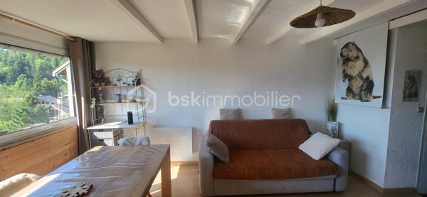 Studio de 30,69 m²,complètement meublé, situé au calme, avec vue dégagée sur les montagnes et accès rapide aux pistes.

Pièce de vie lumineuse avec coin cuisine, espace nuit optimisé, salle d’eau avec WC.

👉 Idéal pour en profiter les week-ends et le louer facilement le reste du temps.

Secteur recherché, peu de biens disponibles dans cette configuration.

Intéressé ? Contactez-moi pour en savoir plus ou organiser une visite.