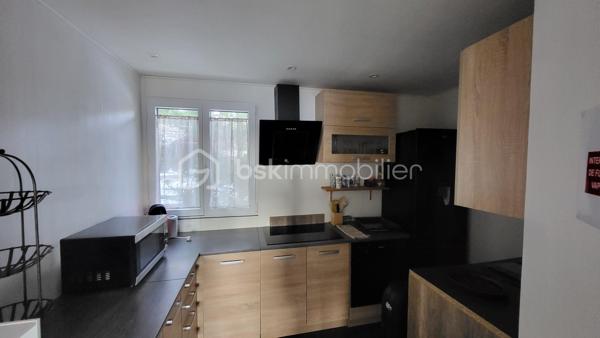 Studio de 30,69 m²,complètement meublé, situé au calme, avec vue dégagée sur les montagnes et accès rapide aux pistes.

Pièce de vie lumineuse avec coin cuisine, espace nuit optimisé, salle d’eau avec WC.

👉 Idéal pour en profiter les week-ends et le louer facilement le reste du temps.

Secteur recherché, peu de biens disponibles dans cette configuration.

Intéressé ? Contactez-moi pour en savoir plus ou organiser une visite.