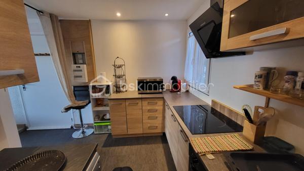 Studio de 30,69 m²,complètement meublé, situé au calme, avec vue dégagée sur les montagnes et accès rapide aux pistes.

Pièce de vie lumineuse avec coin cuisine, espace nuit optimisé, salle d’eau avec WC.

👉 Idéal pour en profiter les week-ends et le louer facilement le reste du temps.

Secteur recherché, peu de biens disponibles dans cette configuration.

Intéressé ? Contactez-moi pour en savoir plus ou organiser une visite.