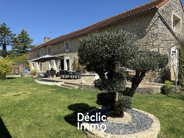 Vente longere Vouille, 306m² 8 pièces 520 000€ avec garage