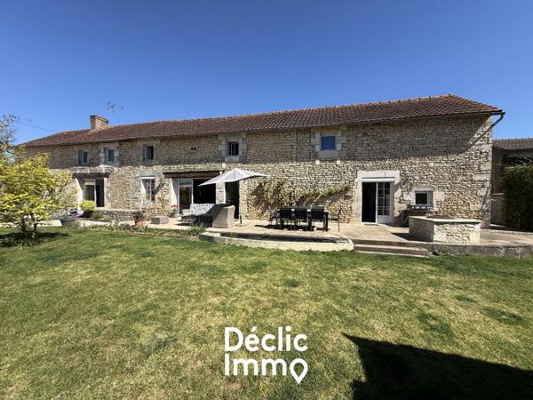 Vente longere Vouille, 306m² 8 pièces 520 000€ avec garage