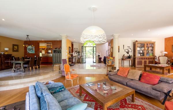 A vendre - Maison d'architecte de 400 M² avec piscine, jardin paysager - Marseille 12ème (13012)