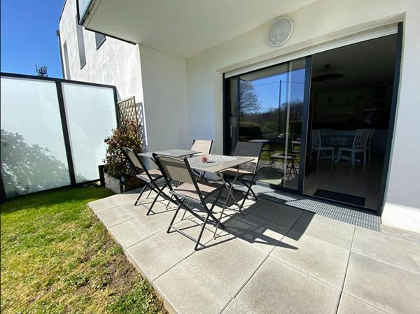Appartement T.4 en rez-de-jardin à SENE - 80.37 m² avec un grand garage , Sene