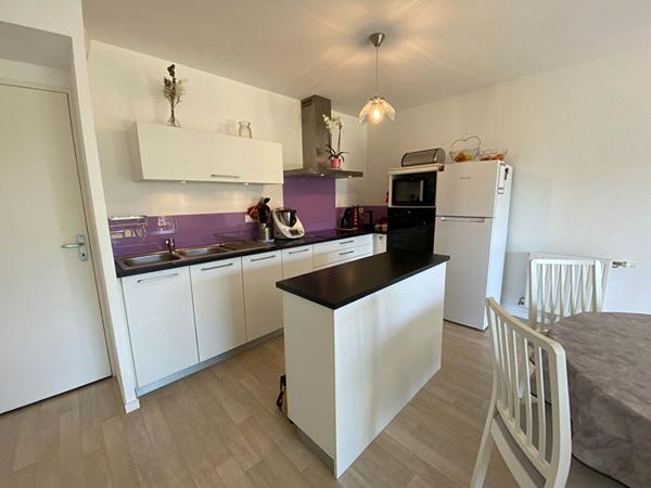 Appartement T.4 en rez-de-jardin à SENE - 80.37 m² avec un grand garage , Sene