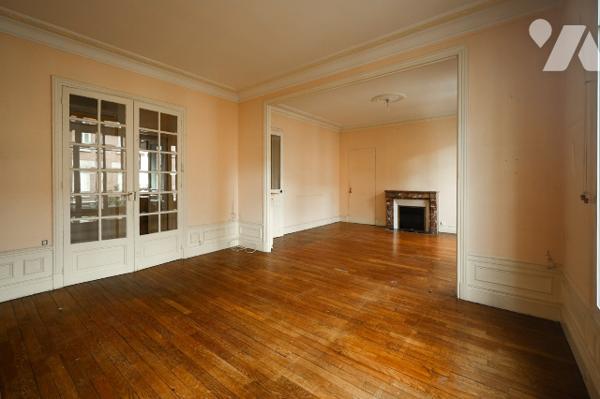 Immeuble complet comprenant :
-Au rez-de-chaussée : surface commerciale louée 
-Au 1er étage