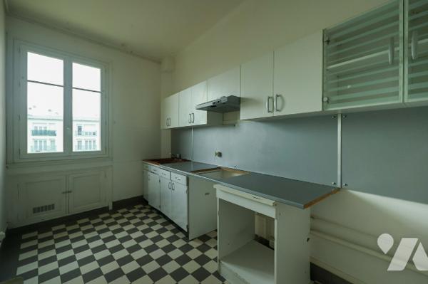 Immeuble complet comprenant :
-Au rez-de-chaussée : surface commerciale louée 
-Au 1er étage