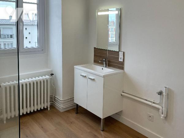 Immeuble complet comprenant :
-Au rez-de-chaussée : surface commerciale louée 
-Au 1er étage