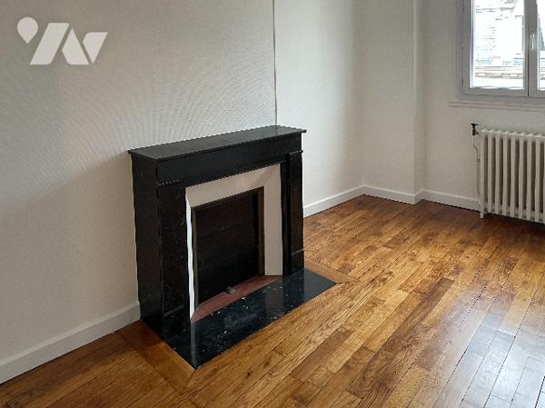 Immeuble complet comprenant :
-Au rez-de-chaussée : surface commerciale louée 
-Au 1er étage