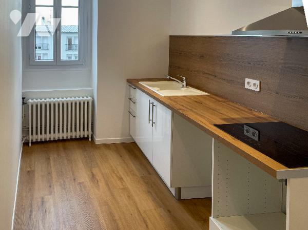 Immeuble complet comprenant :
-Au rez-de-chaussée : surface commerciale louée 
-Au 1er étage