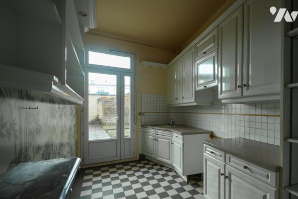 Immeuble complet comprenant :
-Au rez-de-chaussée : surface commerciale louée 
-Au 1er étage