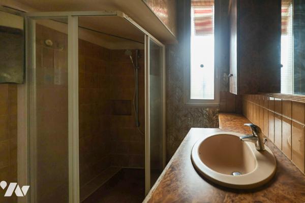 Immeuble complet comprenant :
-Au rez-de-chaussée : surface commerciale louée 
-Au 1er étage