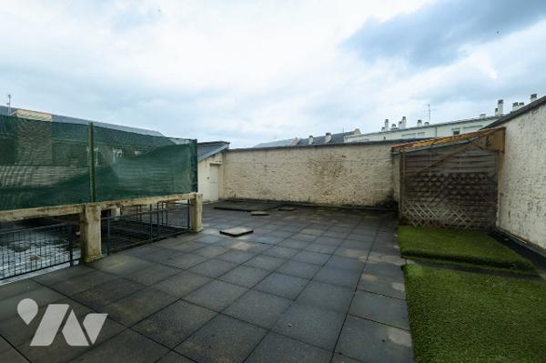 Immeuble complet comprenant :
-Au rez-de-chaussée : surface commerciale louée 
-Au 1er étage