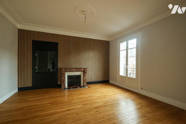 Immeuble complet comprenant :
-Au rez-de-chaussée : surface commerciale louée 
-Au 1er étage