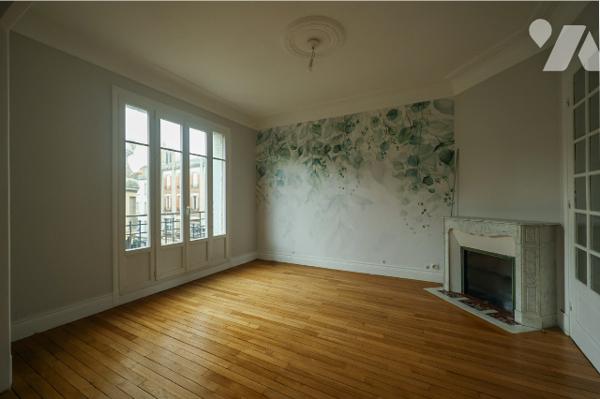 Immeuble complet comprenant :
-Au rez-de-chaussée : surface commerciale louée 
-Au 1er étage