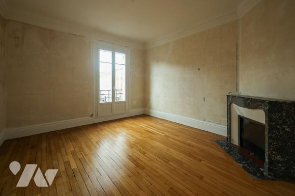 Immeuble complet comprenant :
-Au rez-de-chaussée : surface commerciale louée 
-Au 1er étage