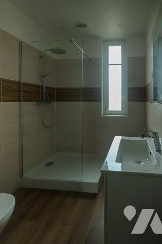 Immeuble complet comprenant :
-Au rez-de-chaussée : surface commerciale louée 
-Au 1er étage