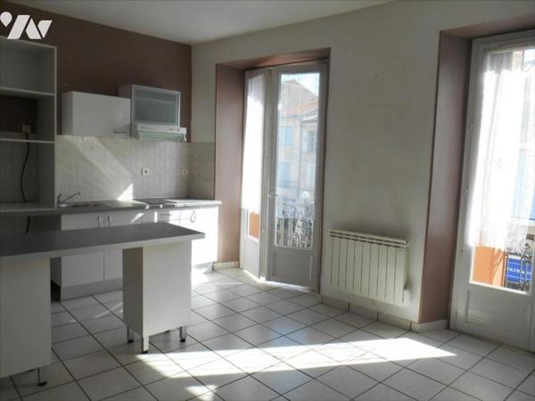 VIC-FEZENSAC, immeuble en centre ville 65m² au sol/ appartement 1er niveau