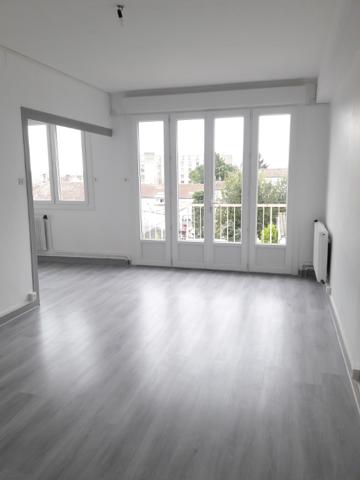 Appartement à louer Saintes : 3 pièces, 77m² avec 2 chambre(s) à 709€ - AJP Immobilier Saintes