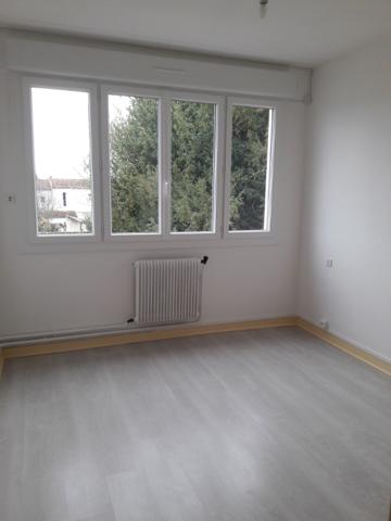 Appartement à louer Saintes : 3 pièces, 77m² avec 2 chambre(s) à 709€ - AJP Immobilier Saintes
