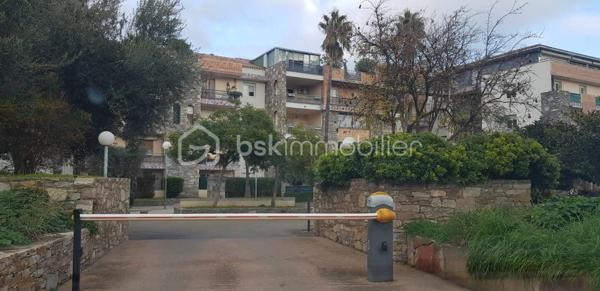 Découvrez cet appartement lumineux de 75 m², vendu meublé idéalement situé à Biguglia. En rez-de-chaussée surélevé d'une résidence récente de 2008, vous n'avez absolument rien à ajouter, installez vous !
Profitez d'un cadre de vie privilégié dans ce trois pièces, vous y trouverez les 2 chambres spacieuses baignant dans une atmosphère paisible. une cuisine équipée ouverte sur le salon.
Avec un agencement fonctionnel, l'appartement offre des finitions soignées.  Il dispose d'une place de parking au sein de la copropriété bien entretenue et sécurisée.
Proche des commodités  et facile d'accès, que ce soit pour votre résidence principale, pour un pied à terre où un investissement locatif ne manquez pas ce bien.