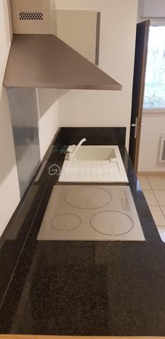 Découvrez cet appartement lumineux de 75 m², vendu meublé idéalement situé à Biguglia. En rez-de-chaussée surélevé d'une résidence récente de 2008, vous n'avez absolument rien à ajouter, installez vous !
Profitez d'un cadre de vie privilégié dans ce trois pièces, vous y trouverez les 2 chambres spacieuses baignant dans une atmosphère paisible. une cuisine équipée ouverte sur le salon.
Avec un agencement fonctionnel, l'appartement offre des finitions soignées.  Il dispose d'une place de parking au sein de la copropriété bien entretenue et sécurisée.
Proche des commodités  et facile d'accès, que ce soit pour votre résidence principale, pour un pied à terre où un investissement locatif ne manquez pas ce bien.