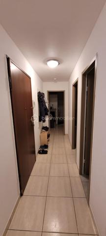 Découvrez cet appartement lumineux de 75 m², vendu meublé idéalement situé à Biguglia. En rez-de-chaussée surélevé d'une résidence récente de 2008, vous n'avez absolument rien à ajouter, installez vous !
Profitez d'un cadre de vie privilégié dans ce trois pièces, vous y trouverez les 2 chambres spacieuses baignant dans une atmosphère paisible. une cuisine équipée ouverte sur le salon.
Avec un agencement fonctionnel, l'appartement offre des finitions soignées.  Il dispose d'une place de parking au sein de la copropriété bien entretenue et sécurisée.
Proche des commodités  et facile d'accès, que ce soit pour votre résidence principale, pour un pied à terre où un investissement locatif ne manquez pas ce bien.