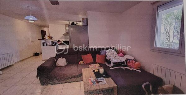 Découvrez cet appartement lumineux de 75 m², vendu meublé idéalement situé à Biguglia. En rez-de-chaussée surélevé d'une résidence récente de 2008, vous n'avez absolument rien à ajouter, installez vous !
Profitez d'un cadre de vie privilégié dans ce trois pièces, vous y trouverez les 2 chambres spacieuses baignant dans une atmosphère paisible. une cuisine équipée ouverte sur le salon.
Avec un agencement fonctionnel, l'appartement offre des finitions soignées.  Il dispose d'une place de parking au sein de la copropriété bien entretenue et sécurisée.
Proche des commodités  et facile d'accès, que ce soit pour votre résidence principale, pour un pied à terre où un investissement locatif ne manquez pas ce bien.