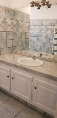 Découvrez cet appartement lumineux de 75 m², vendu meublé idéalement situé à Biguglia. En rez-de-chaussée surélevé d'une résidence récente de 2008, vous n'avez absolument rien à ajouter, installez vous !
Profitez d'un cadre de vie privilégié dans ce trois pièces, vous y trouverez les 2 chambres spacieuses baignant dans une atmosphère paisible. une cuisine équipée ouverte sur le salon.
Avec un agencement fonctionnel, l'appartement offre des finitions soignées.  Il dispose d'une place de parking au sein de la copropriété bien entretenue et sécurisée.
Proche des commodités  et facile d'accès, que ce soit pour votre résidence principale, pour un pied à terre où un investissement locatif ne manquez pas ce bien.