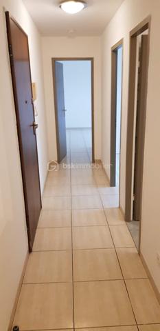 Découvrez cet appartement lumineux de 75 m², vendu meublé idéalement situé à Biguglia. En rez-de-chaussée surélevé d'une résidence récente de 2008, vous n'avez absolument rien à ajouter, installez vous !
Profitez d'un cadre de vie privilégié dans ce trois pièces, vous y trouverez les 2 chambres spacieuses baignant dans une atmosphère paisible. une cuisine équipée ouverte sur le salon.
Avec un agencement fonctionnel, l'appartement offre des finitions soignées.  Il dispose d'une place de parking au sein de la copropriété bien entretenue et sécurisée.
Proche des commodités  et facile d'accès, que ce soit pour votre résidence principale, pour un pied à terre où un investissement locatif ne manquez pas ce bien.
