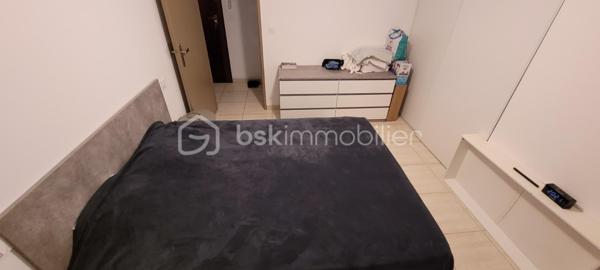 Découvrez cet appartement lumineux de 75 m², vendu meublé idéalement situé à Biguglia. En rez-de-chaussée surélevé d'une résidence récente de 2008, vous n'avez absolument rien à ajouter, installez vous !
Profitez d'un cadre de vie privilégié dans ce trois pièces, vous y trouverez les 2 chambres spacieuses baignant dans une atmosphère paisible. une cuisine équipée ouverte sur le salon.
Avec un agencement fonctionnel, l'appartement offre des finitions soignées.  Il dispose d'une place de parking au sein de la copropriété bien entretenue et sécurisée.
Proche des commodités  et facile d'accès, que ce soit pour votre résidence principale, pour un pied à terre où un investissement locatif ne manquez pas ce bien.