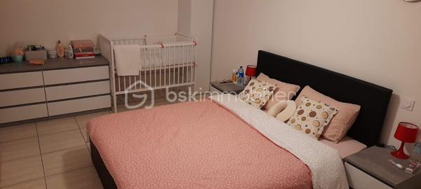 Découvrez cet appartement lumineux de 75 m², vendu meublé idéalement situé à Biguglia. En rez-de-chaussée surélevé d'une résidence récente de 2008, vous n'avez absolument rien à ajouter, installez vous !
Profitez d'un cadre de vie privilégié dans ce trois pièces, vous y trouverez les 2 chambres spacieuses baignant dans une atmosphère paisible. une cuisine équipée ouverte sur le salon.
Avec un agencement fonctionnel, l'appartement offre des finitions soignées.  Il dispose d'une place de parking au sein de la copropriété bien entretenue et sécurisée.
Proche des commodités  et facile d'accès, que ce soit pour votre résidence principale, pour un pied à terre où un investissement locatif ne manquez pas ce bien.