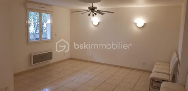 Découvrez cet appartement lumineux de 75 m², vendu meublé idéalement situé à Biguglia. En rez-de-chaussée surélevé d'une résidence récente de 2008, vous n'avez absolument rien à ajouter, installez vous !
Profitez d'un cadre de vie privilégié dans ce trois pièces, vous y trouverez les 2 chambres spacieuses baignant dans une atmosphère paisible. une cuisine équipée ouverte sur le salon.
Avec un agencement fonctionnel, l'appartement offre des finitions soignées.  Il dispose d'une place de parking au sein de la copropriété bien entretenue et sécurisée.
Proche des commodités  et facile d'accès, que ce soit pour votre résidence principale, pour un pied à terre où un investissement locatif ne manquez pas ce bien.