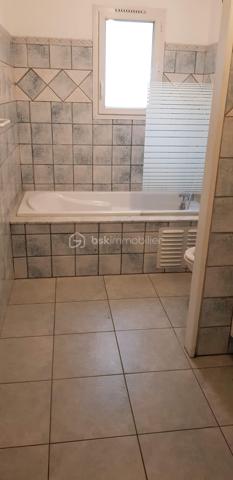 Découvrez cet appartement lumineux de 75 m², vendu meublé idéalement situé à Biguglia. En rez-de-chaussée surélevé d'une résidence récente de 2008, vous n'avez absolument rien à ajouter, installez vous !
Profitez d'un cadre de vie privilégié dans ce trois pièces, vous y trouverez les 2 chambres spacieuses baignant dans une atmosphère paisible. une cuisine équipée ouverte sur le salon.
Avec un agencement fonctionnel, l'appartement offre des finitions soignées.  Il dispose d'une place de parking au sein de la copropriété bien entretenue et sécurisée.
Proche des commodités  et facile d'accès, que ce soit pour votre résidence principale, pour un pied à terre où un investissement locatif ne manquez pas ce bien.